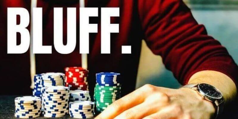 Bluff chuẩn bài dù yếu vẫn có thể ép đối phương úp bài.