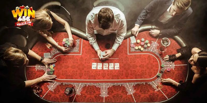 Giới thiệu các vòng xoay chuyển thế cược trên bàn poker.